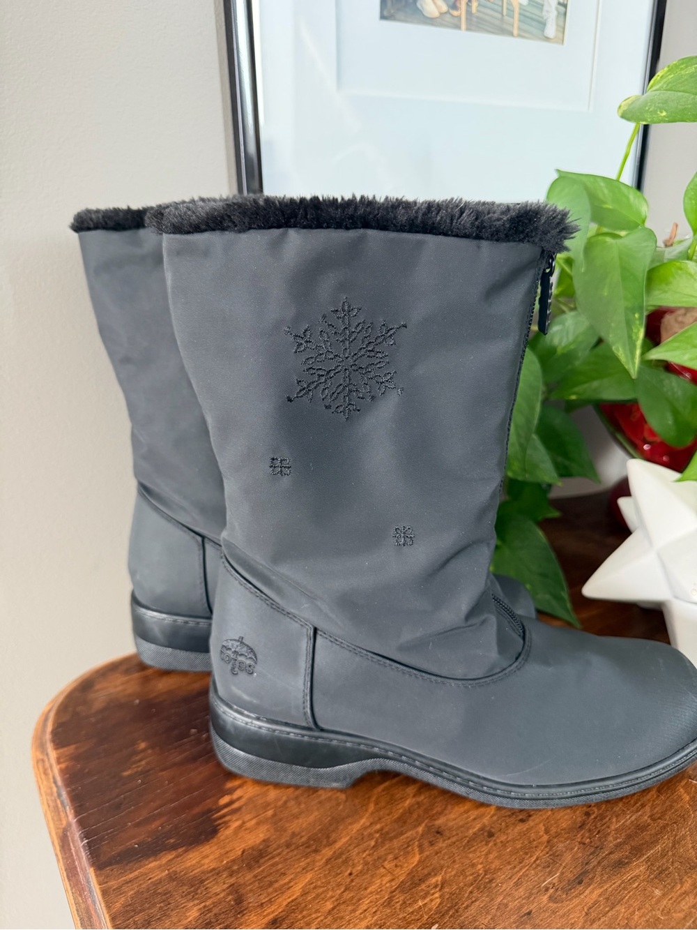totes Women's Black Winter Boots Faux Fur Trim and Snowflake Embroidery. Size 9